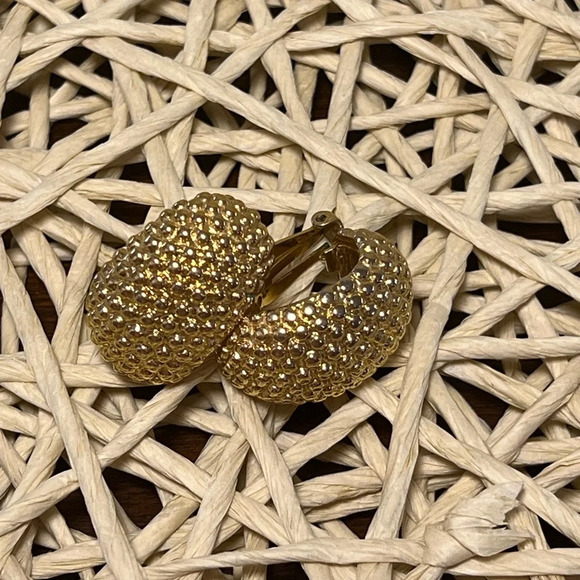ST. JOHN • GOLD PEBBLED • CLIP ON EARRINGS - Picture 3 of 4